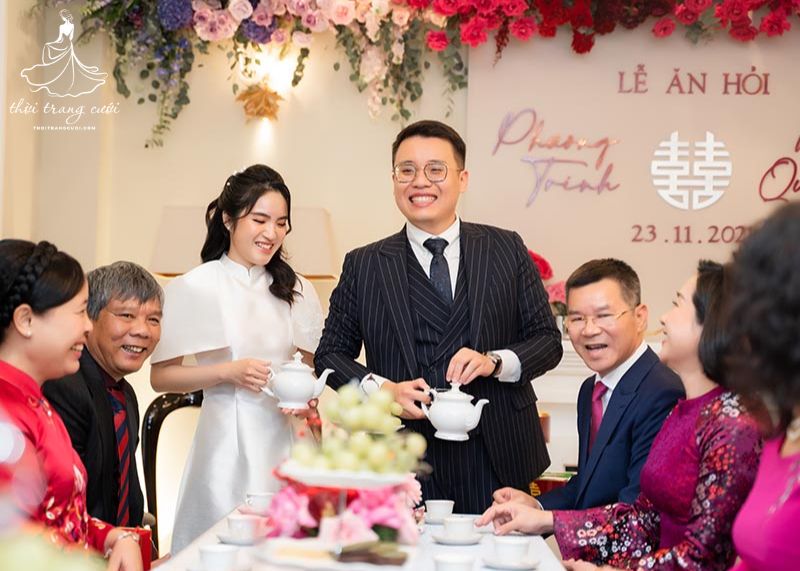 Cô dâu chú rể dâng trà và trầu cau kính trọng cha mẹ