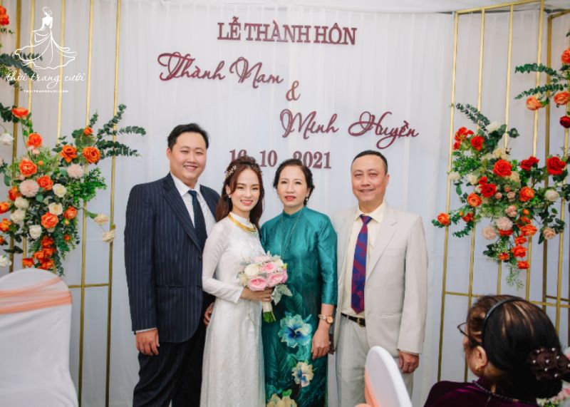 Tiệc cưới diễn ra với sự chúc mừng từ người thân, bạn bè