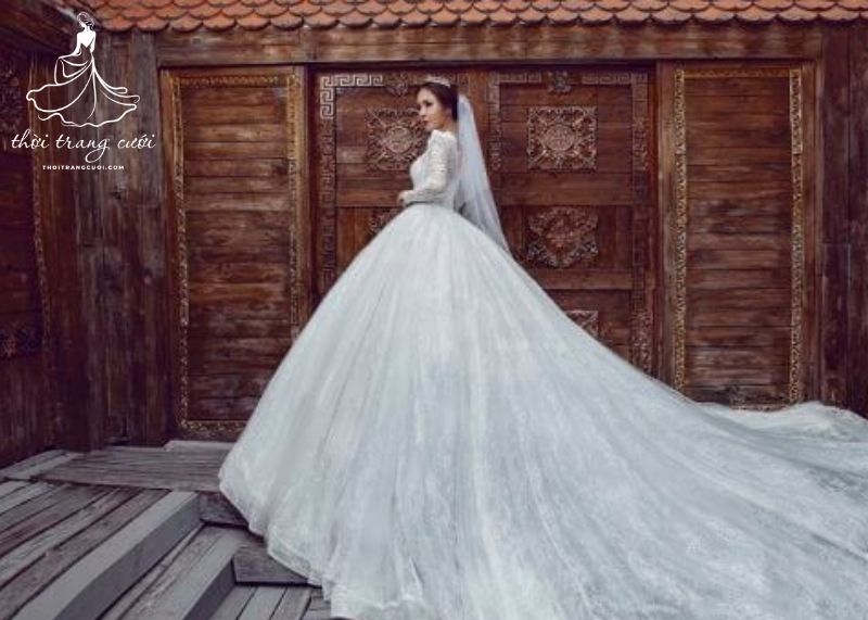 Váy cưới cổ cao tay dài lấy cảm hứng từ công nương Anh