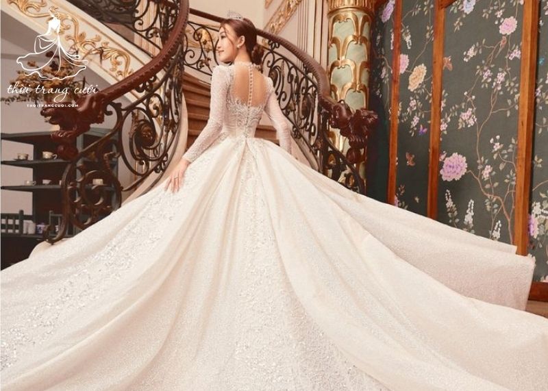 Váy cưới cổ cao – hở lưng là điểm nhấn đầy tinh tế
