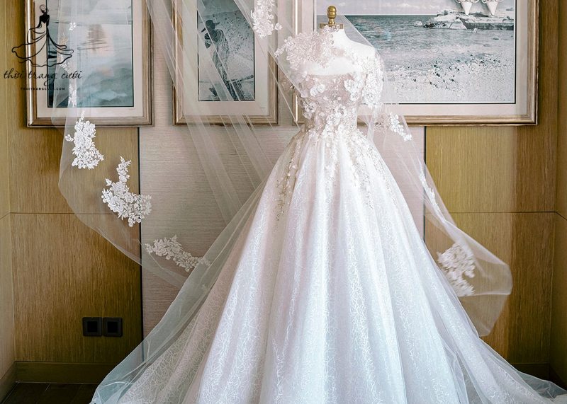 Chọn váy cưới cho cô dâu có vòng 1 nhỏ thì không thể bỏ qua kiểu váy chữ A chiết eo