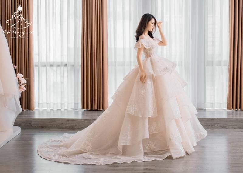 Chỉ cần một chiếc váy cưới xoè công chúa đẹp, bạn đã trở thành nữ chính hoàn hảo
