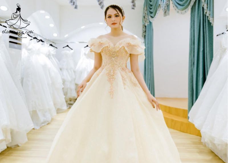 Váy cưới màu vàng kem đuôi cá cuốn hút