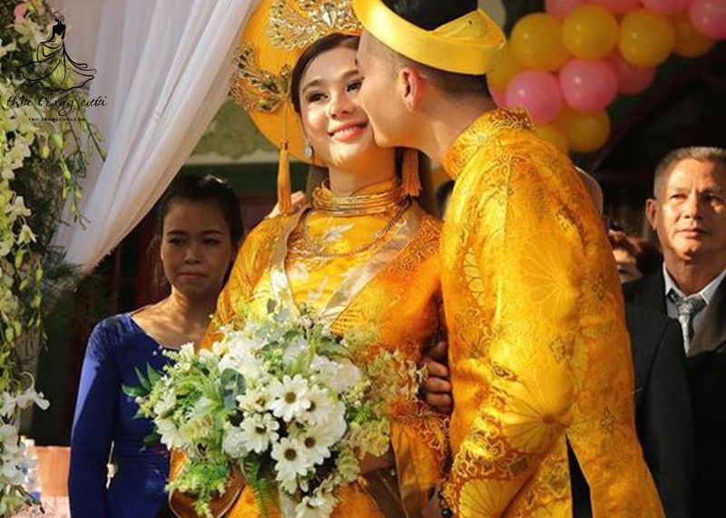 Mặc váy cưới màu vàng cầm hoa gì đẹp?