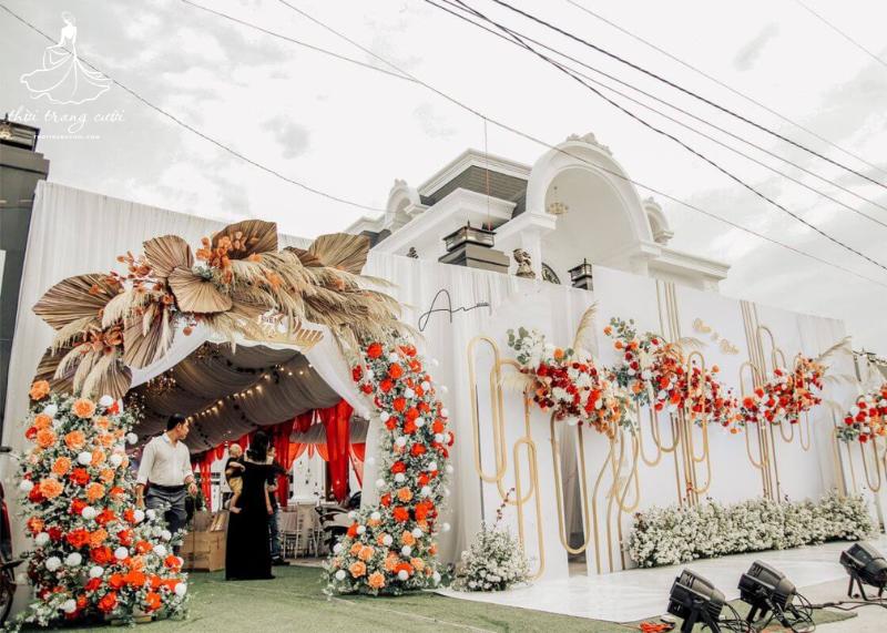 Gợi ý phối màu cổng hoa với váy cưới và phông nền
