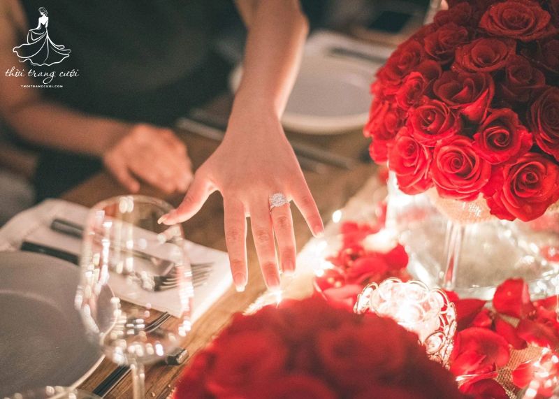 Bó hoa giúp tăng thêm phần lãng mạn và chạm đến trái tim nàng