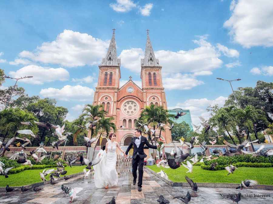 Chụp ảnh cưới tại nhà thờ Đức Bà