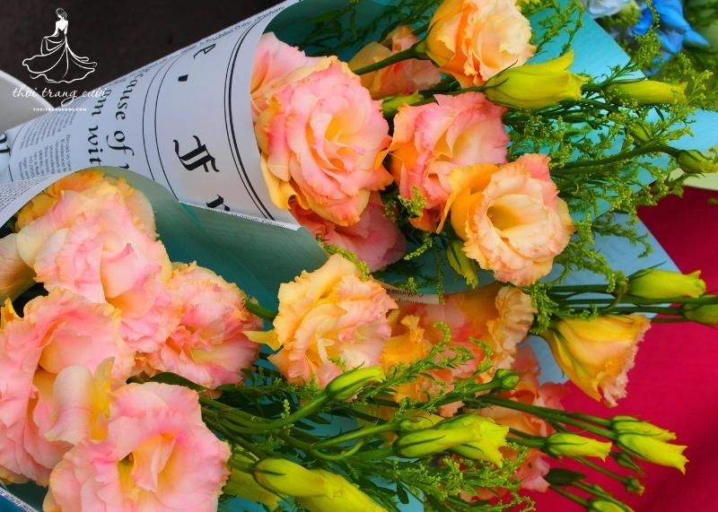 Từng cánh hoa cưới cầm tay bằng hoa cát tường nhẹ nhàng và thanh thoát