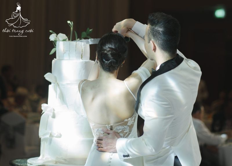 Hướng dẫn tư thế đúng để cắt bánh đám cưới