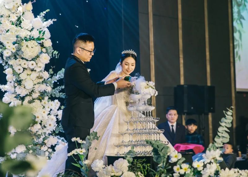 Bí quyết để có ảnh rót rượu tháp ly ấn tượng