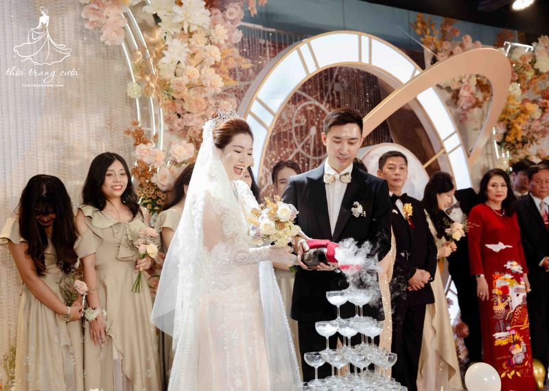 Nghi thức rót rượu Champagne và cắt bánh cưới trong lễ cưới Việt