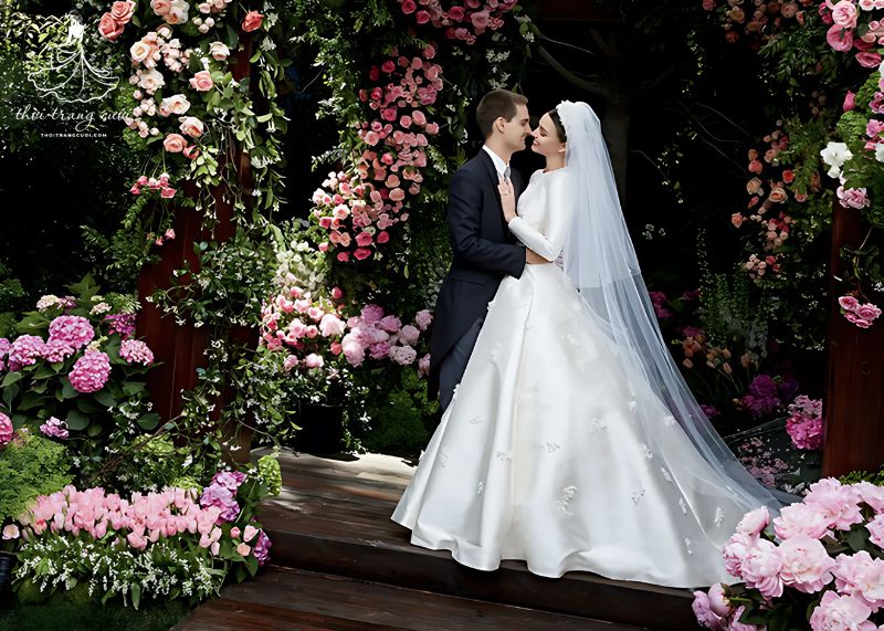 Váy cưới Dior luôn đề cao phom dáng tôn vinh đường cong nữ tính