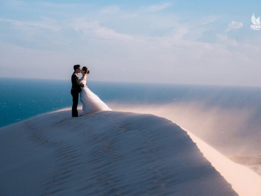 Chụp ảnh cưới ở biển Phan Thiết - Bình Thuận - Biển xanh cùng đồi cát trắng
