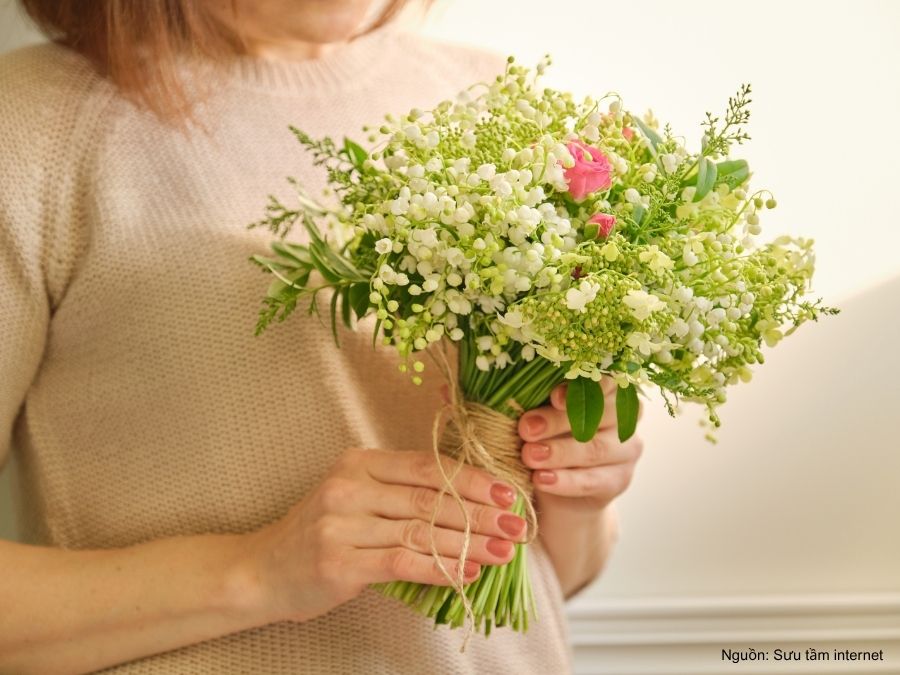  Bó hoa cưới Linh Lan theo phong cách Rustic tự nhiên với nhiều lá phụ
