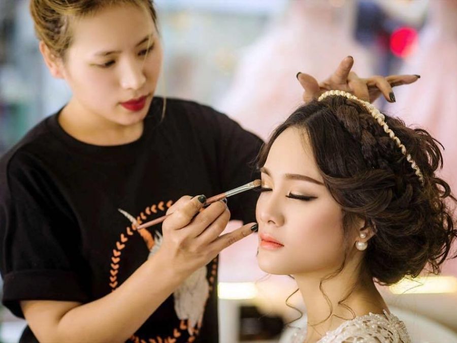 Chuyên viên đang thực hiện trang điểm cô dâu
