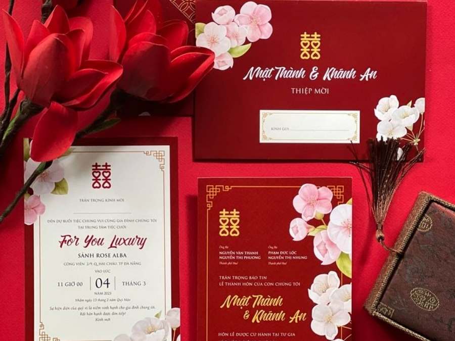 Bộ thiệp cưới màu đỏ in hoa lan trắng tinh tế, thiết kế song hỷ nổi bật
