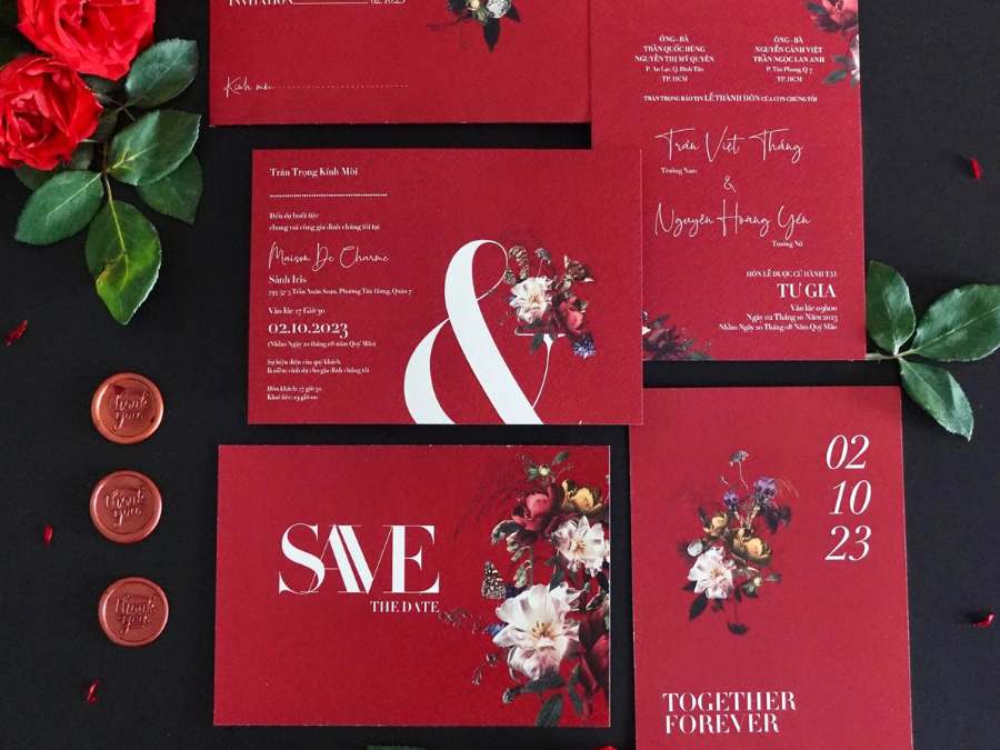 Mẫu thiệp cưới màu đỏ phá cách với chất liệu mica hoặc giấy mỹ thuật độc đáo

