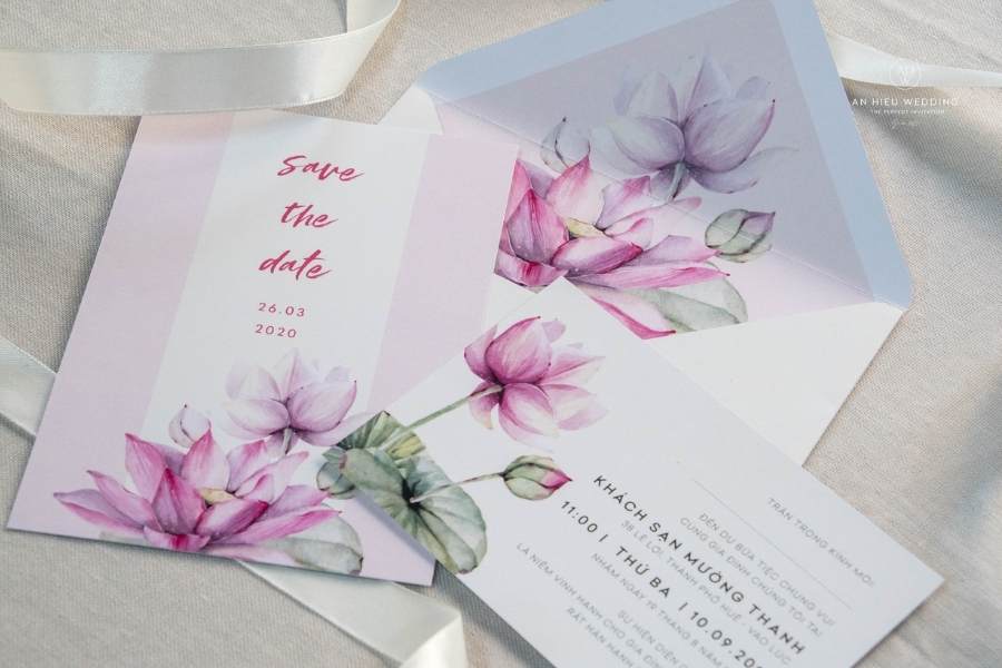 Thiệp cưới Á Đông - Hoa sen, nền đỏ truyền thống
