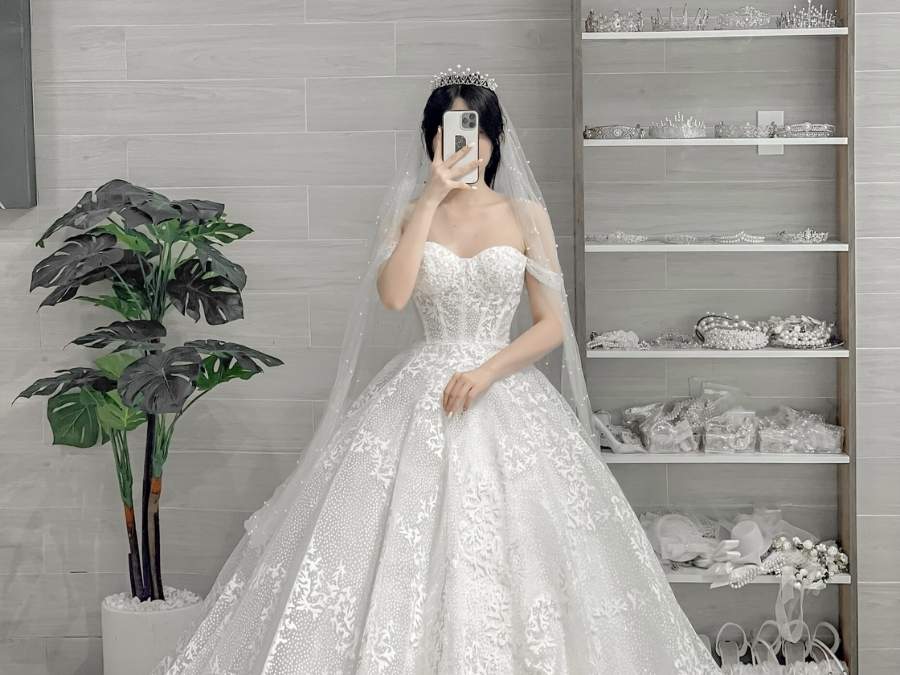 Váy cưới trễ vai tôn dáng, che khuyết điểm và phù hợp nhiều phong cách
